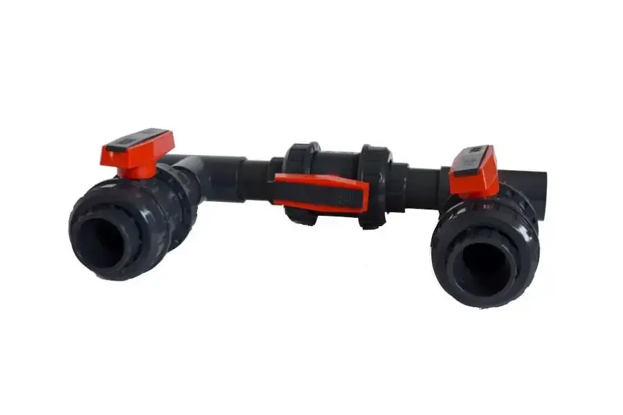 By-pass kit för bygga pool med svart plastslang, röda ventiler och orange-svart klämma