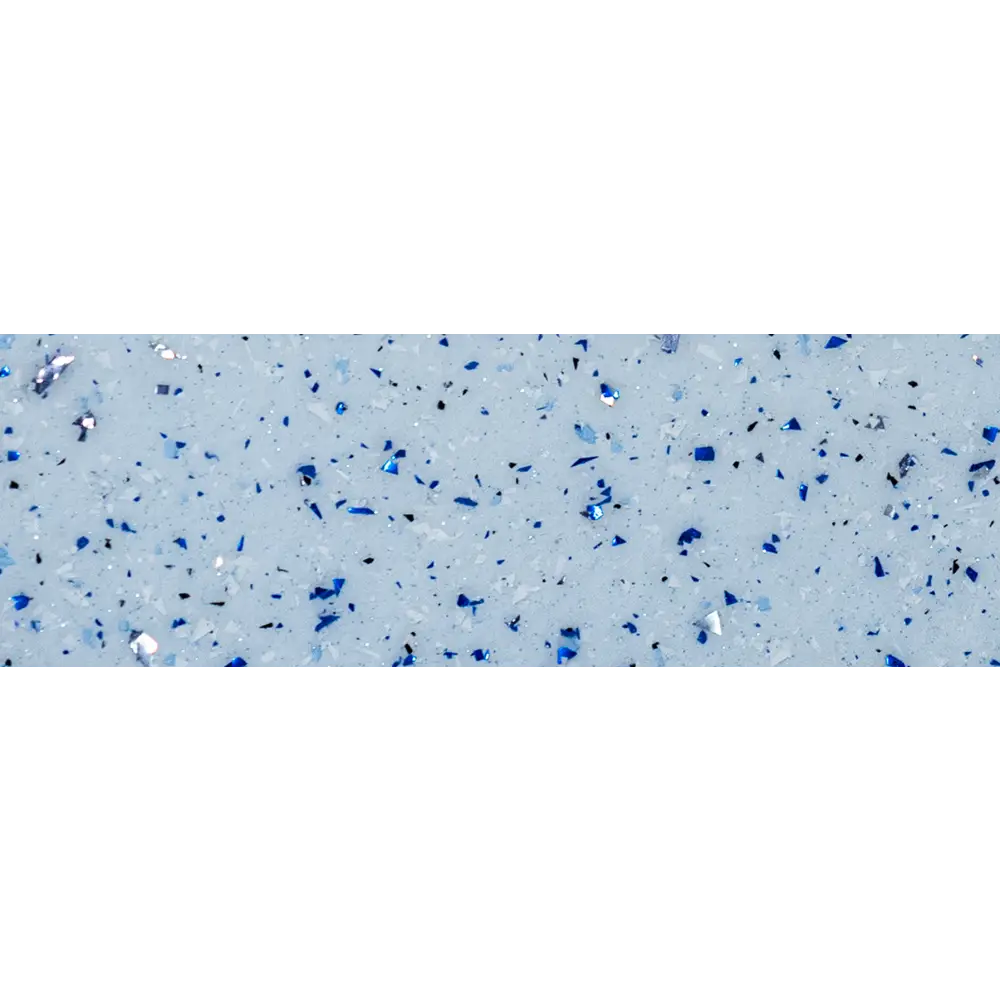 Glasfiberpool Saba med klart blått vatten och specklad blå yta