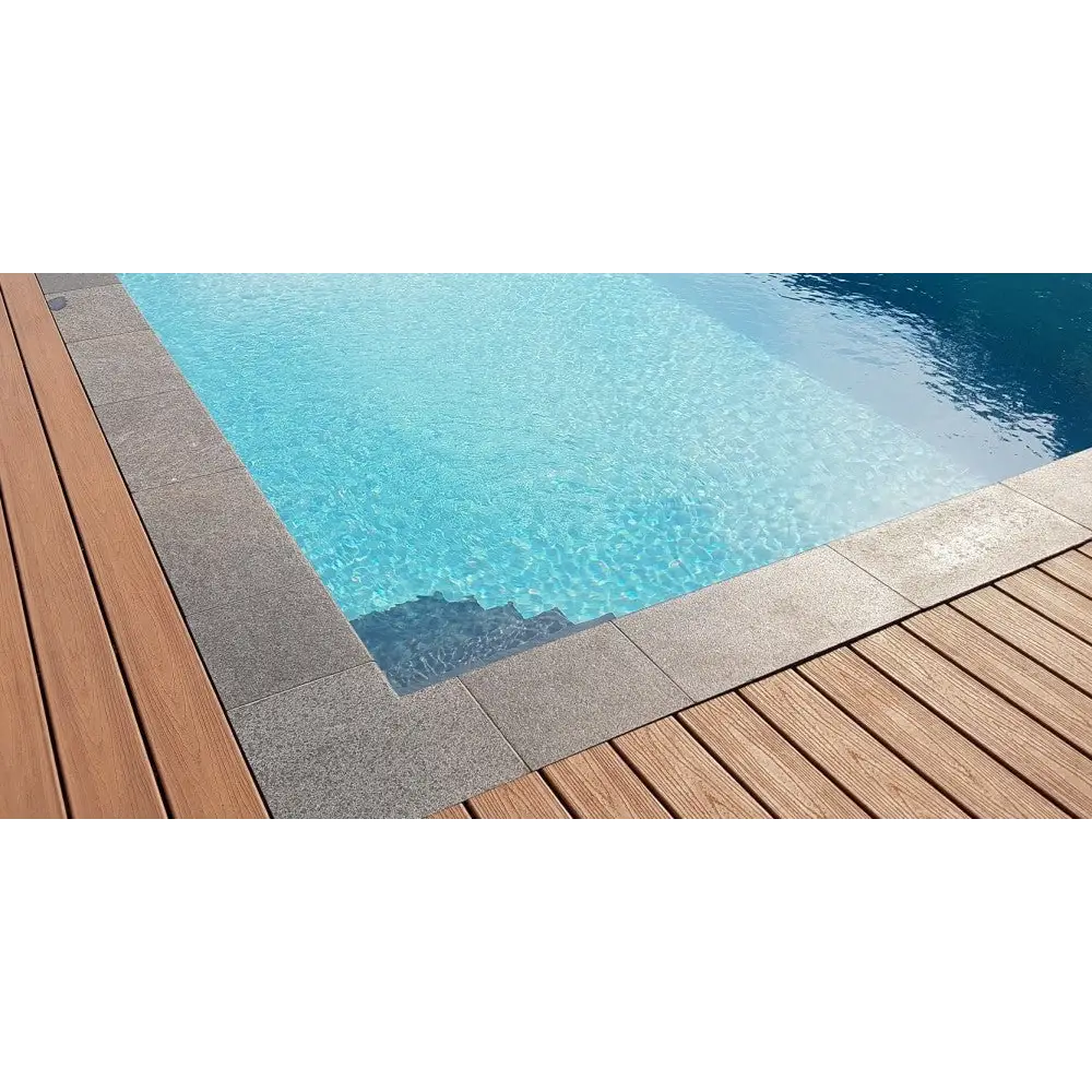 Natura Kiruna paket med klarblått simbassängvatten och grå stenplattor