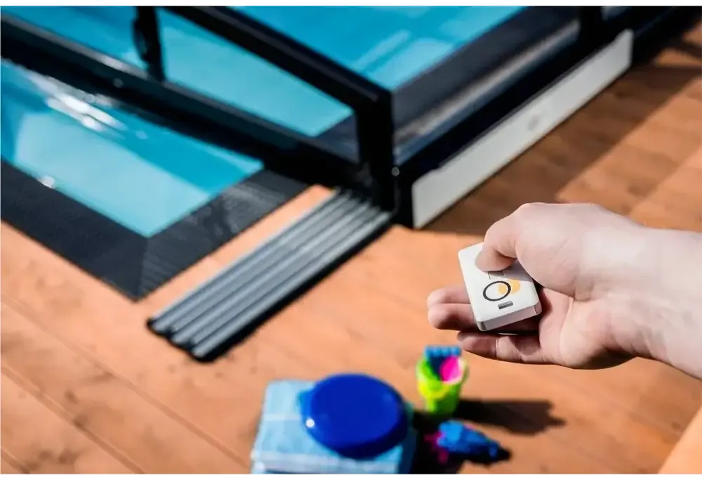 Vit Moover solcellsdriven elmotor med rektangulär fjärrkontroll och gul accent