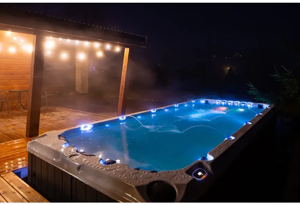 PassionSpa Activity 2 Deep Swim-Spa – blaue Beleuchtung, graue strukturierte Oberfläche, Randbeleuchtung
