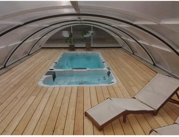 PassionSpa Aquatic 3 Swim Spa med ljusblått vatten under kupol