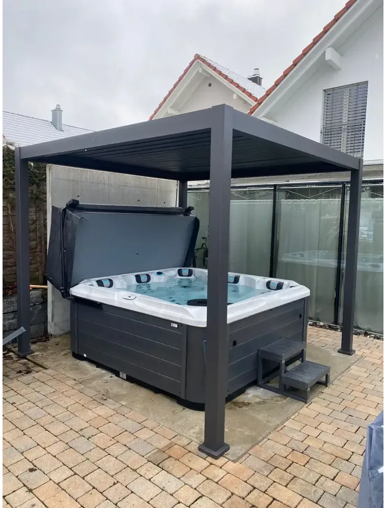 PassionSpa Devotion Whirlpool – dunkelgraue Oberfläche, passendes Dach, Treppe