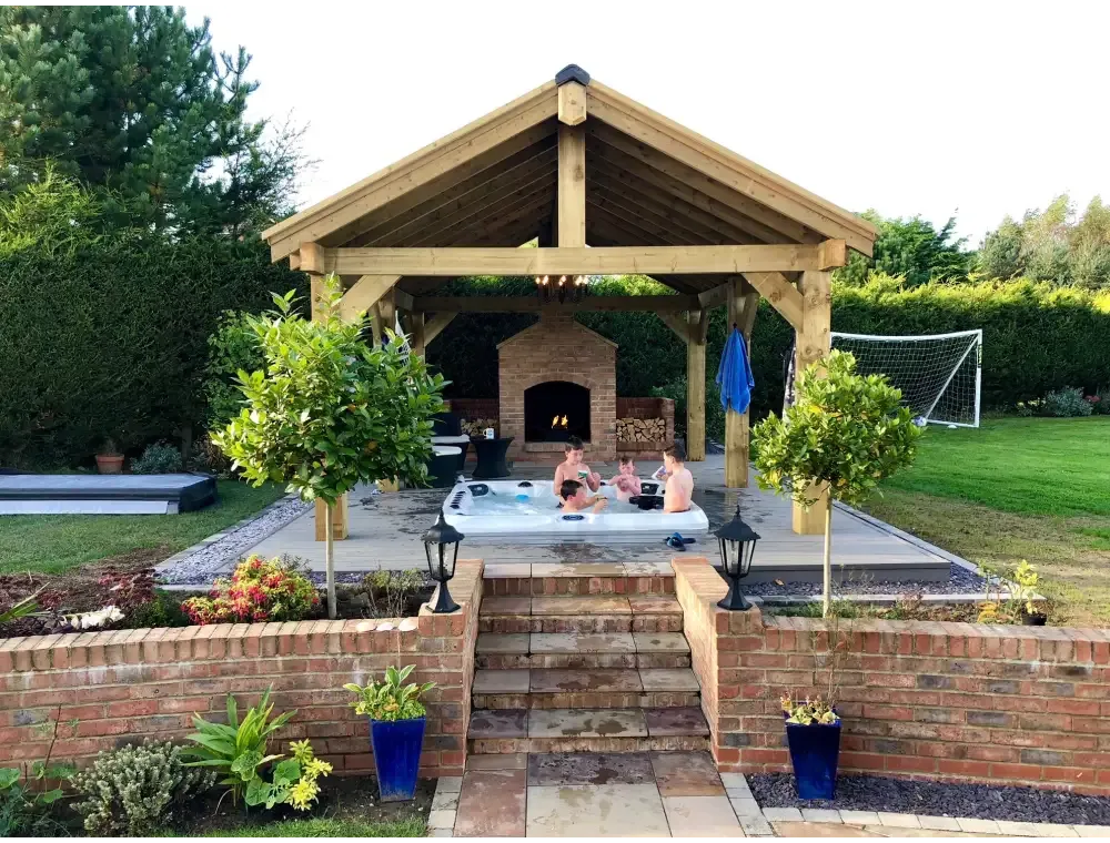 PassionSpa Excite Mighty Wave Whirlpool – weiße Ausführung, Pergola, Feuerstelle