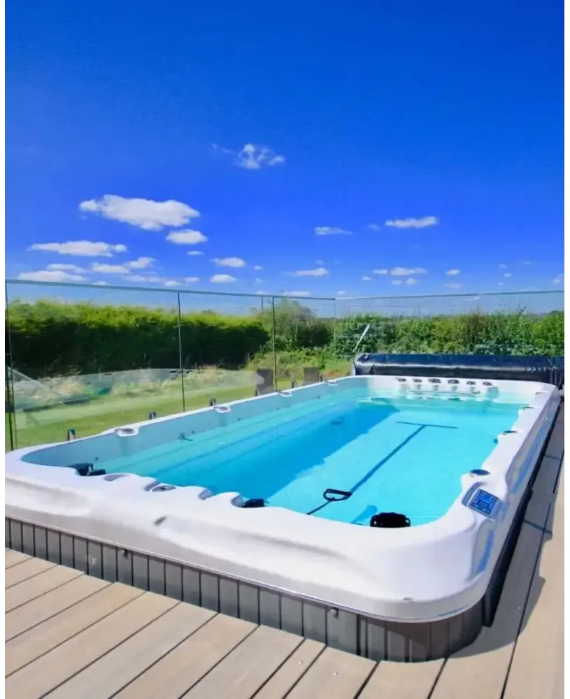 PassionSpa Fitness 1 Swim-Spa – weiße Ausführung, rechteckige Form, blaues Wasser, grauer gefliester Untergrund
