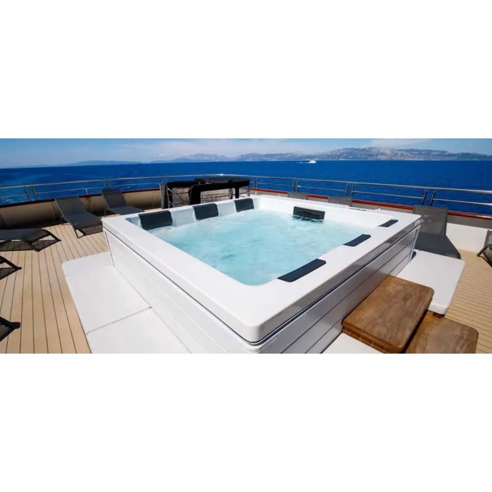 PassionSpa Serene 6 Whirlpool – weiße Ausführung, rechteckige Form, schwarze Paneele, klares blaues Wasser, Holzterrasse