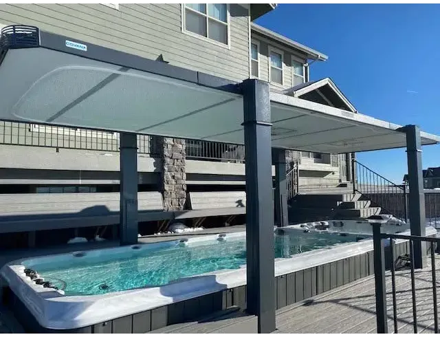 PassionSpa Vitality Swim-Spa – moderne graue Pergola mit lichtdurchlässigen Dachpaneelen