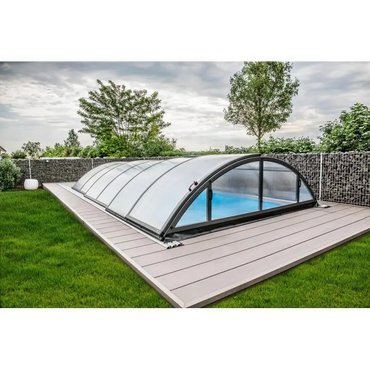 Krökt pooltäckning med extra starka profiler över trädäckspool