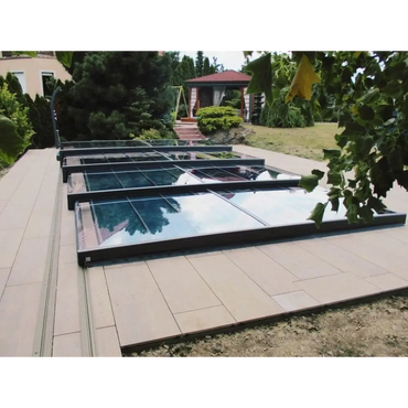 Modern svart ram och glaspaneler i Pooltak Mästare Plus