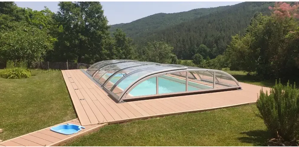 NIVO KIT 1075B Poolüberdachung – 5 x 10, transparente Paneele, Seitentür, glatte Oberfläche, Bogenform