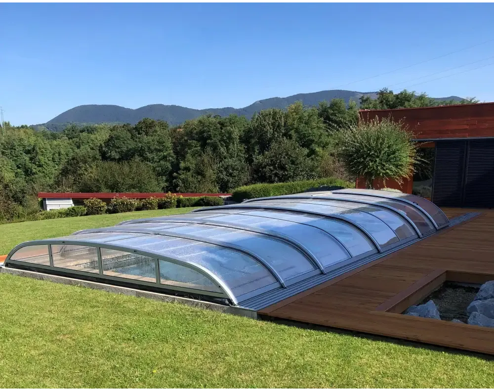 Pooltak NIVO KIT 860B 4x8 klarglas med böjd polykarbonattak över pool