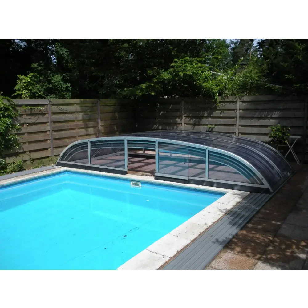 Krökt pooltak Nivo Kit med silverram över blå pool