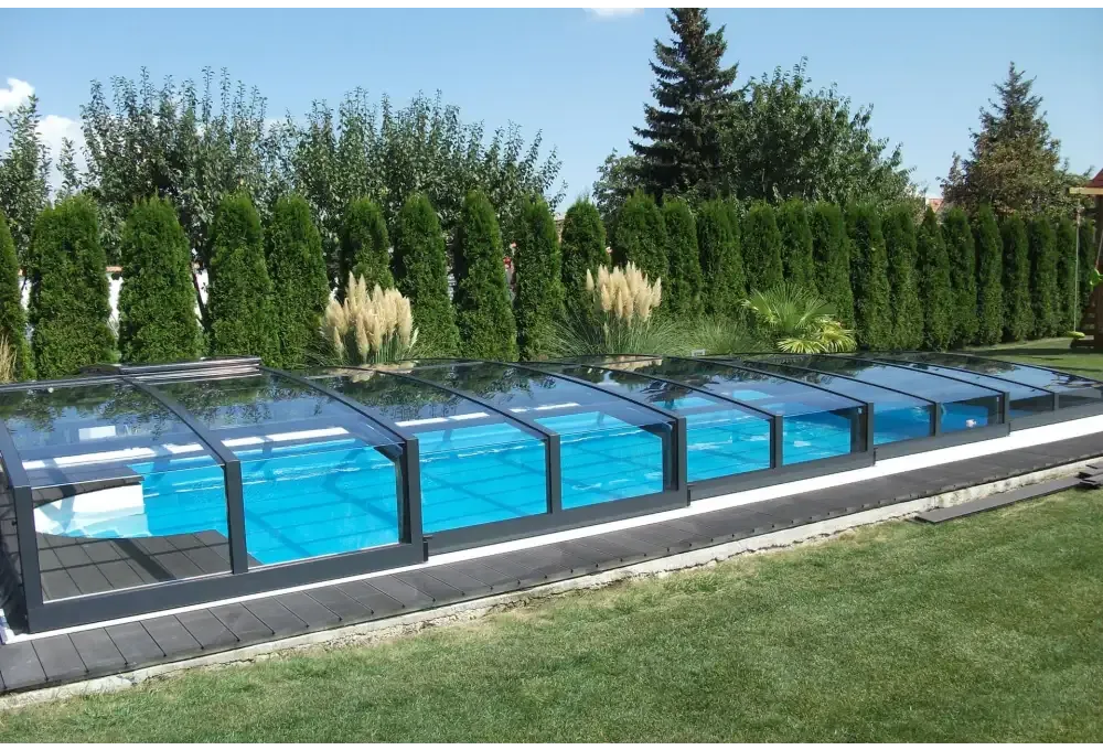 Pooltaket Special med RAL7016 antracit profiler, klar glasövertäckt pool med svart ram och blått vatten