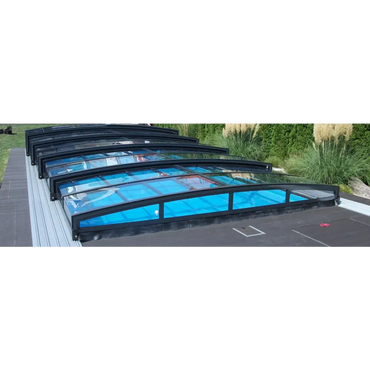 Pooltaket special med RAL7016 antracit profiler, svart ram, valvdesign