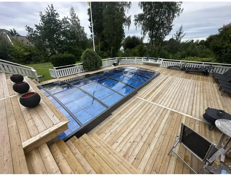 Elegant pooltak Sydney med enkelskena antracit över blå pool