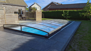 Modern Pooltak Sydney 4,5×8 med böjd glas och antracit ram för pool