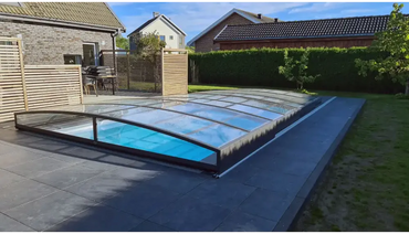 Pooltak Sydney i blåtonat glas med slank antracit metallram för bygga pool