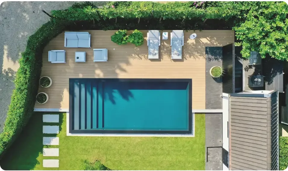 Pooltime Exclusive Infinity Pool – türkisfarbenes Wasser, schwarze Fliesen