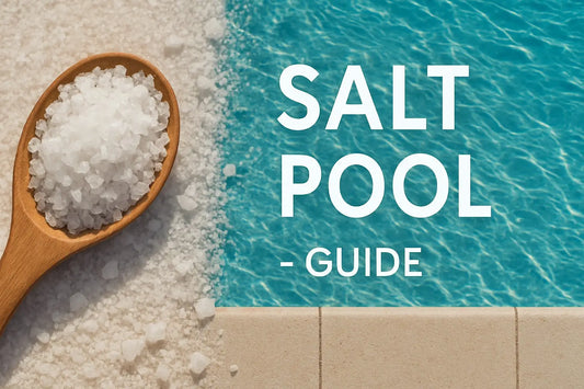 Träsked med grovt vitt salt vid turkos pool i saltvattenpoolguide.