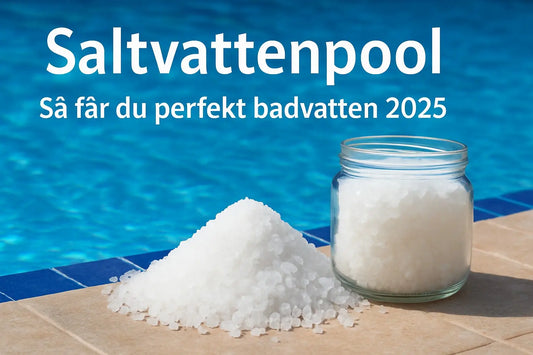 Glasburk med saltkristaller bredvid hög på poolkanten för perfekt badvatten 2025