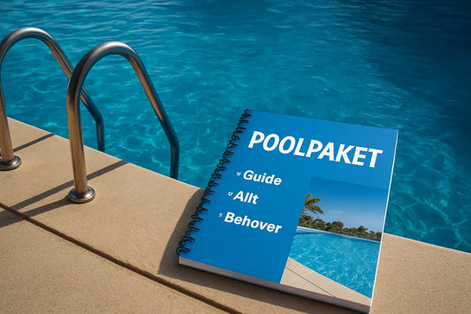Blått spiralbundet Poolpaket-guide vid poolstege.