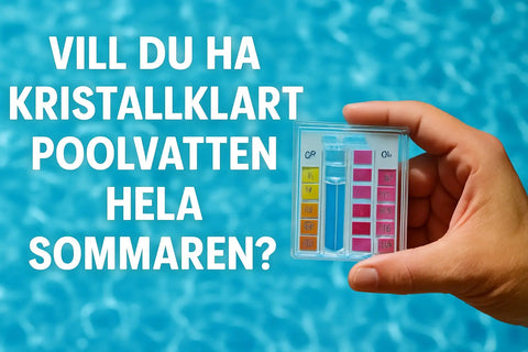 Hand som håller poolvattentestkit med klor- och pH-färgkartor mot blå poolbakgrund.