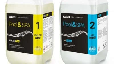 Zwei weiße Kunststoffkanister mit der Aufschrift Pool & Spa – schwarze, gelbe und blaue Etiketten mit Wellenmuster