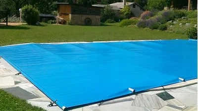 Blaue Poolabdeckung