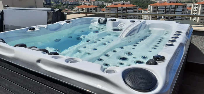 Whirlpool – weiße Ausführung, schwarze Akzente, Massagedüsen, klares blaues Wasser