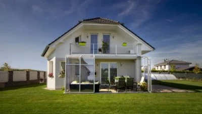 Moderne weiße zweigeschossige Villa – Ziegeldach und Glasbalkon