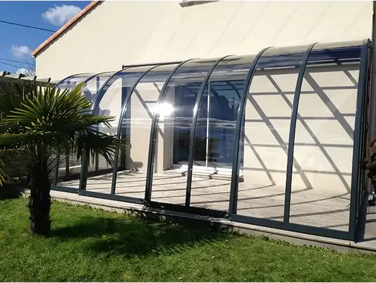 Terrassenüberdachung – schwarzer Rahmen, gewölbtes Dach mit transparenten Paneelen, für Pool und Terrasse