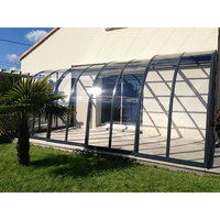 Svart ramat bågformat glastak altantak för uteplats med pooltak