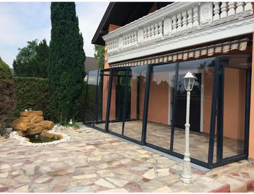 Terrassenüberdachung – schwarzer Rahmen, Dach mit transparenten Paneelen, für Pool und Terrasse