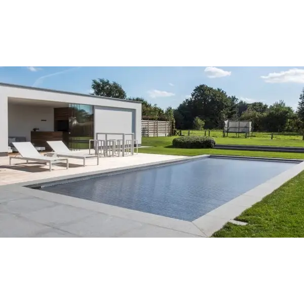 Blå pool med extern motor 60x14mm, rektangulär med mörkblå kakel och grå kanter