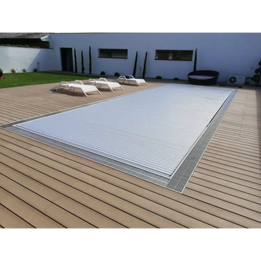 Silvrig AquaTop Nersänkt pooltäck med ribbad textur och förstärkt kant