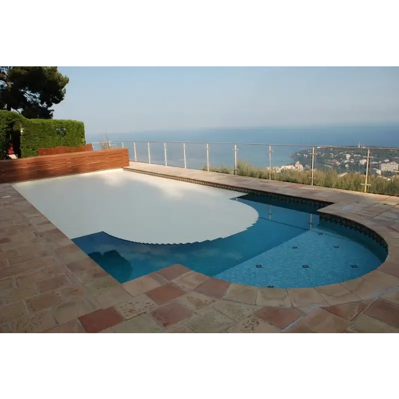 Vit lamelltäckning 60x14mm med vågkant över blå pool