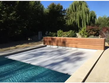 Pool-Rollladenabdeckung – stilvolles Design, silberne Oberfläche, 60 x 14 mm, über einem Aufstellpool mit klarem blauem Wasser