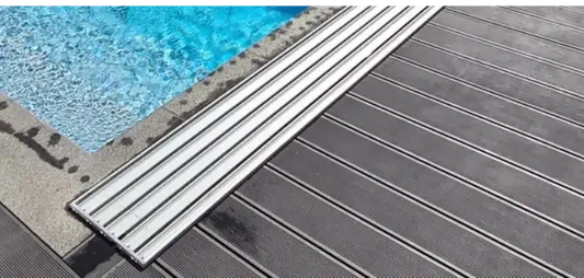 Silberfarbene Poolterrassenrampe aus Metall – zusätzliche Schienen, gerippte Oberfläche