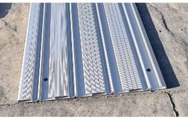 Silberfarbene Metallrampe für das Pooldeck mit zusätzlichen Schienen für die Nivokit Galant Poolüberdachung