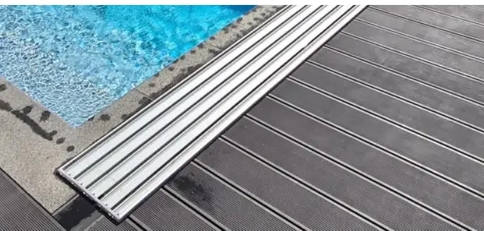 Silberfarbene Poolterrassenrampe aus Metall – gerippte Oberfläche, zusätzliche Schienen, für die Nivokit Galant Poolüberdachung