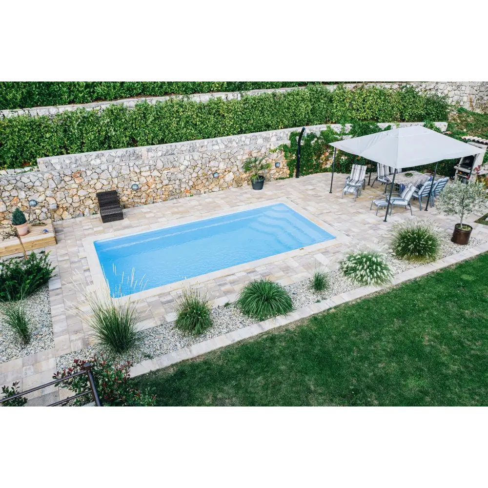Rektangulär glasfiberpool Aruba med klar blå vatten och glasräcke