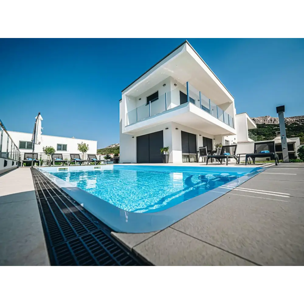 Modern vit villa med Aruba Plus glasfiberpool och blått vatten