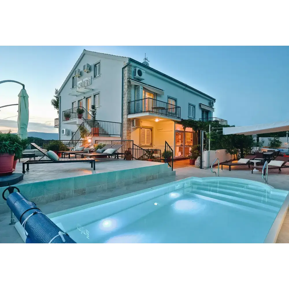 Modern glasfiberpool Aves med romersk trappa vid vit villa