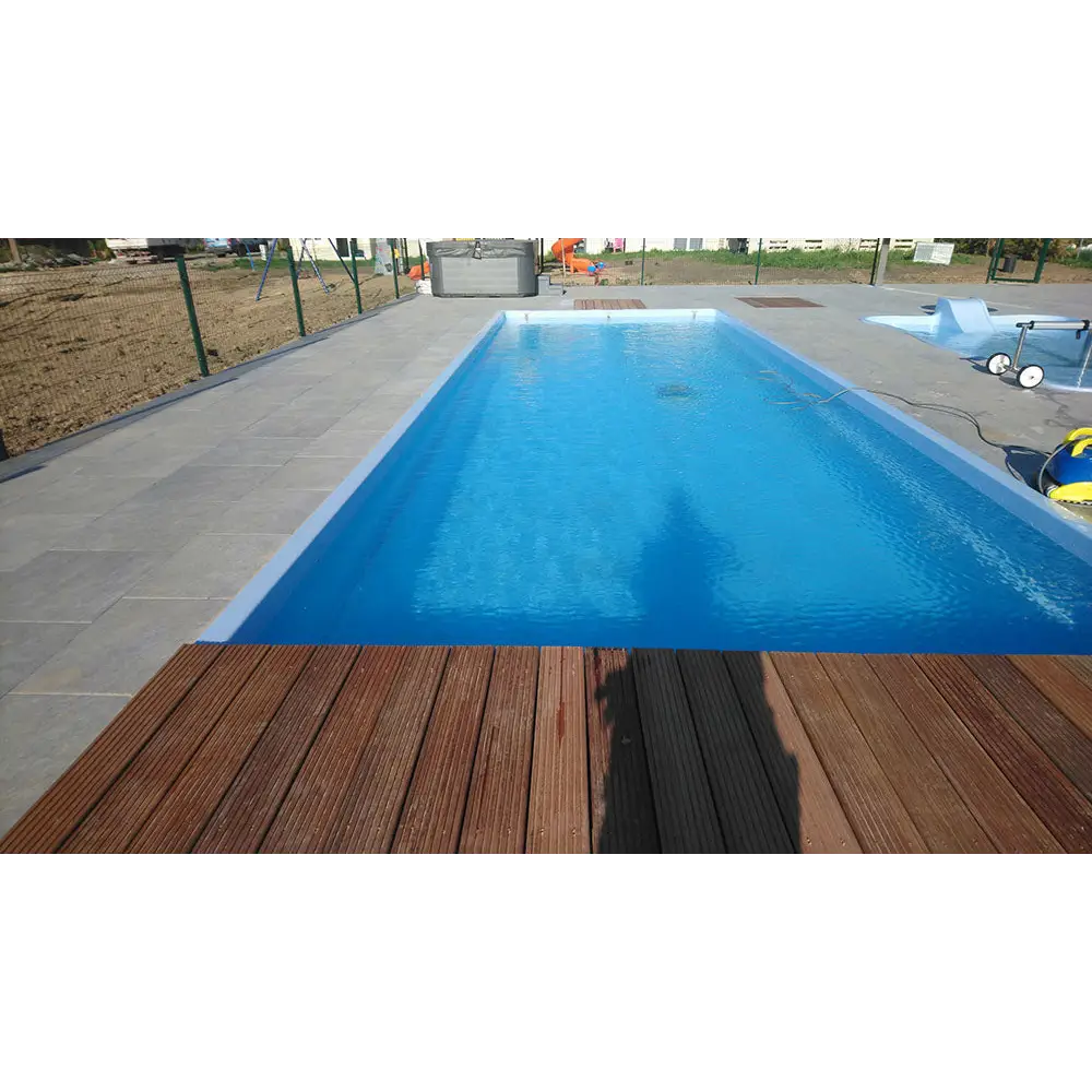 Bahama trädgårdspool med transparent pooltak och klarblått vatten