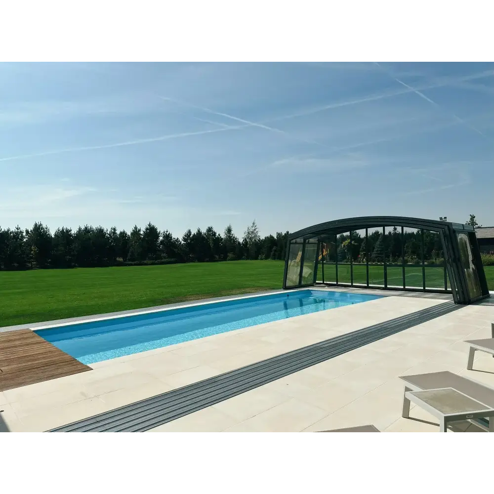 Bahama trädgårdspool i beige med transparent pooltak och inbyggda steg