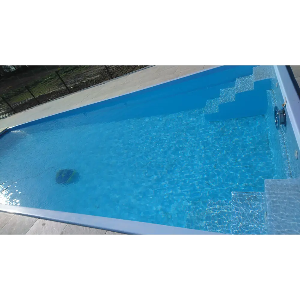 Bahama trädgårdspool med klar blå pool, kaklade trappor och transparent pooltak