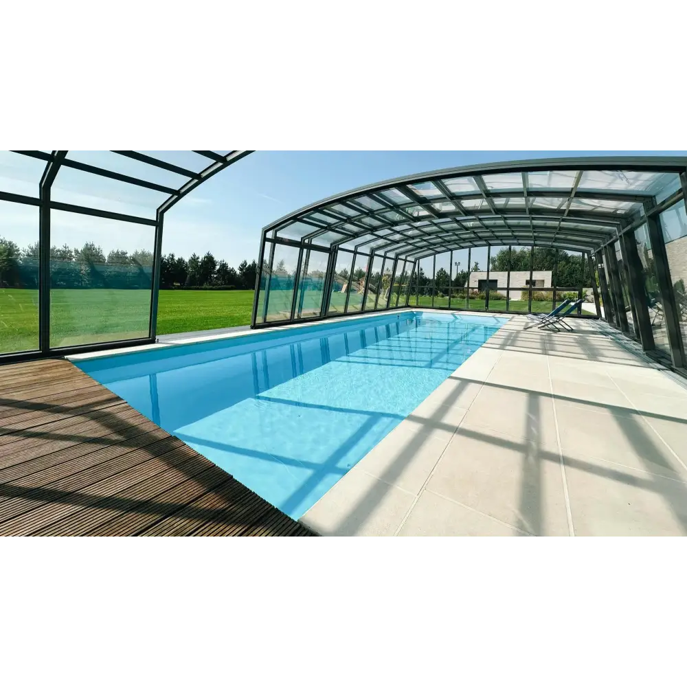 Blå inomhuspool i Bahama trädgårdspool med transparent pooltak