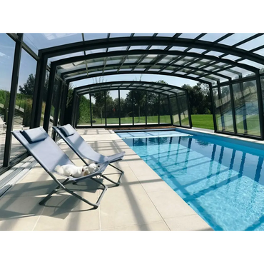 Ljusblå tygfåtölj med metallram vid glasfiberpool Bahama