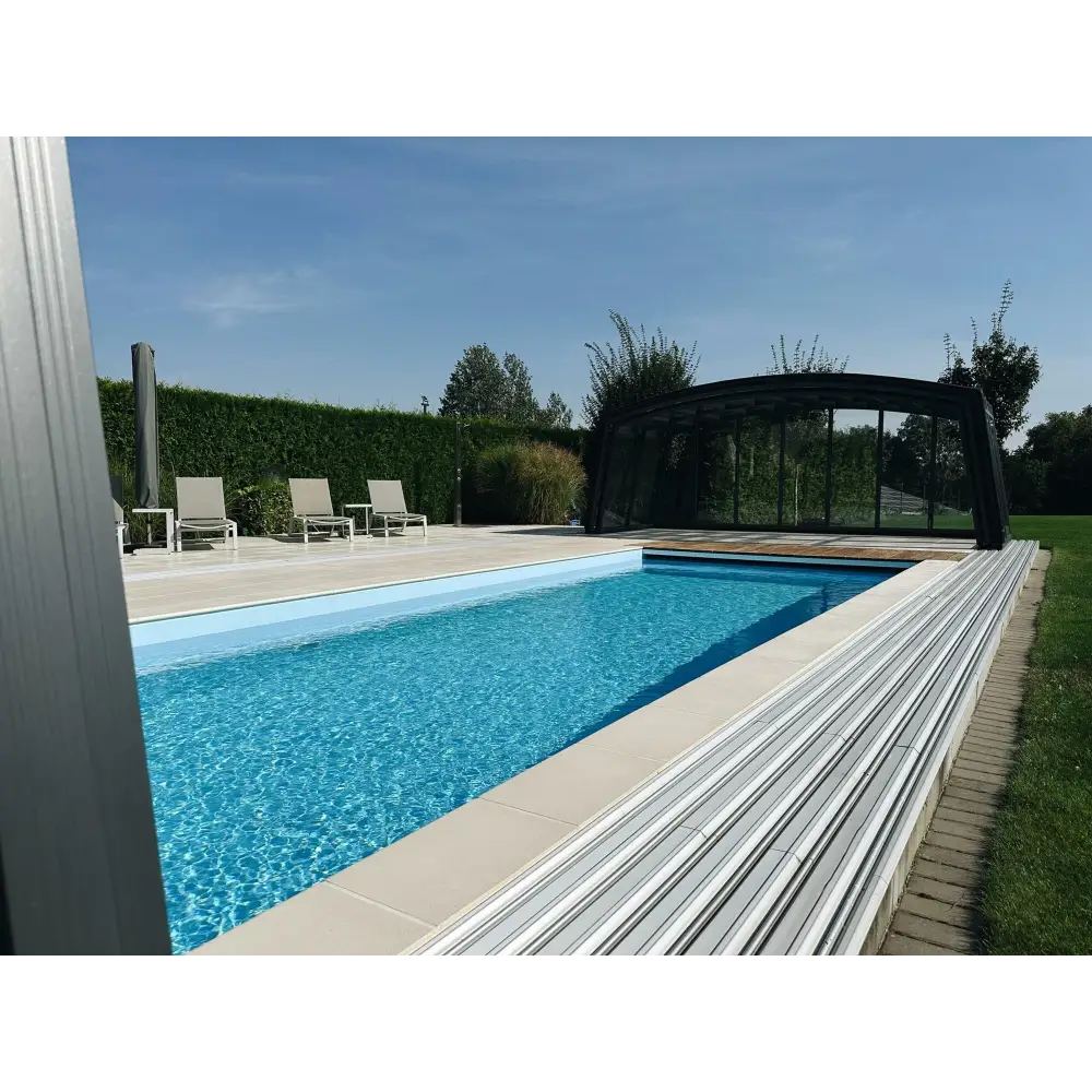 Rektangulär glasfiberpool Bahama med klart blått vatten och glastak