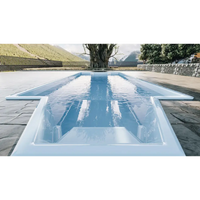 Modern medelstor glasfiberpool Grenada med vit ram och ljusblått vatten